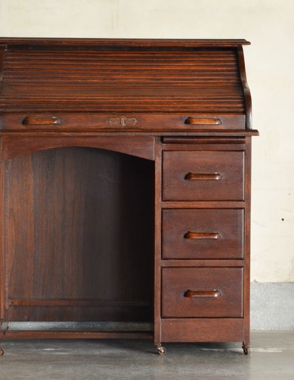 サイドバイサイド アンティーク家具 イギリス輸入のアンティーク家具、おしゃれなロールトップテーブル(デスク)。デスクに座る時間を持つことで気持ちの切り替えができます。(k-1043-f)