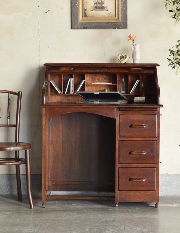 サイドバイサイド アンティーク家具 イギリス輸入のアンティーク家具、おしゃれなロールトップテーブル(デスク)。オシャレなので、どんなテイストにも合わせやすいです。(k-1043-f)