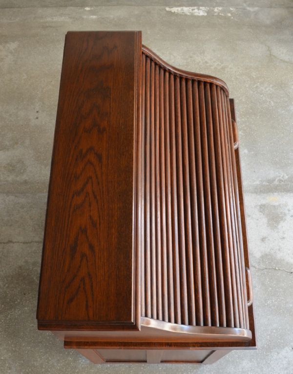 サイドバイサイド アンティーク家具 イギリス輸入のアンティーク家具、おしゃれなロールトップテーブル(デスク)。天板もピカピカにお直ししました。(k-1043-f)