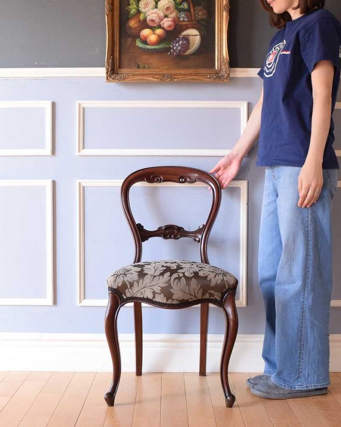 サロンチェア　アンティーク チェア　優雅な英国アンティーク椅子、背もたれが気品たっぷりなバルーンバックチェア（サロンチェア）。風船のような丸い形をしたサロンチェア見ているだけで優雅な気持ちになれるバルーンバックチェア。(k-1045-c)