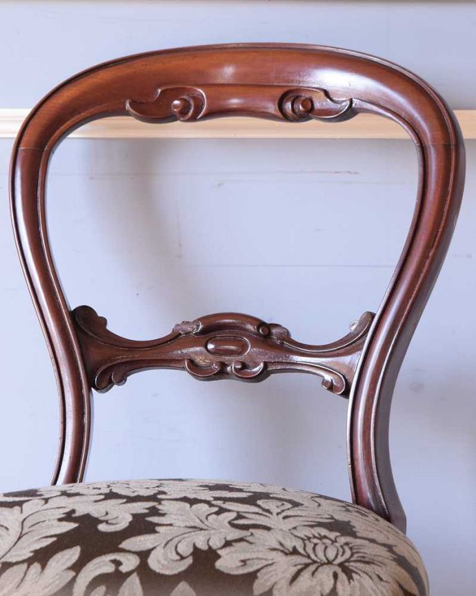 サロンチェア　アンティーク チェア　優雅な英国アンティーク椅子、背もたれが気品たっぷりなバルーンバックチェア（サロンチェア）。アンティークだから手に入れることが出来るデザイン風船のようにふんわりと丸い背もたれの曲線は、現代では技術も素材も手に入れることが出来ません。(k-1045-c)