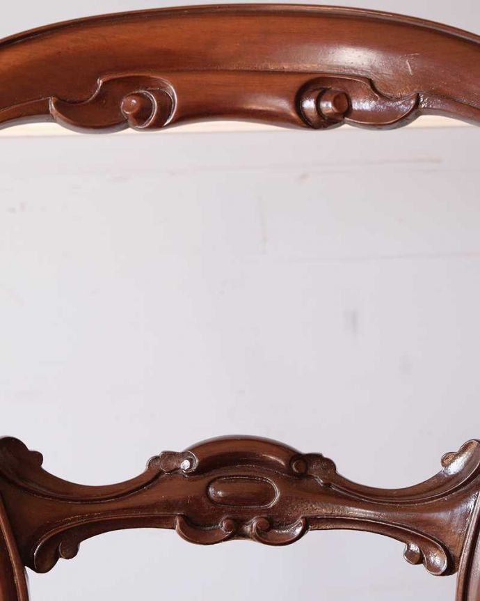 サロンチェア　アンティーク チェア　優雅な英国アンティーク椅子、背もたれが気品たっぷりなバルーンバックチェア（サロンチェア）。うっとりするほど細かい細工まだ機械の発達していない時代に、手作業で作られた細かい細工。(k-1045-c)