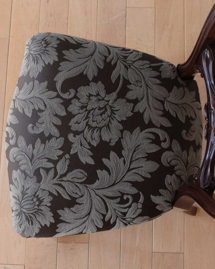 サロンチェア　アンティーク チェア　優雅な英国アンティーク椅子、背もたれが気品たっぷりなバルーンバックチェア（サロンチェア）。座面を上から見るとこんな感じ座面は布貼りなので、長時間座っても疲れません。(k-1045-c)