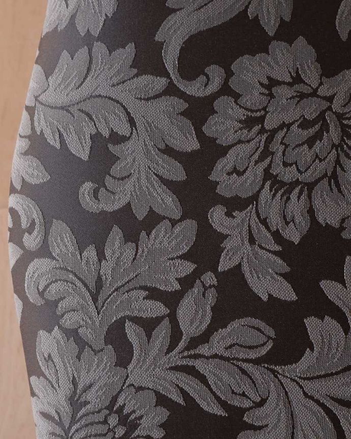 サロンチェア　アンティーク チェア　優雅な英国アンティーク椅子、背もたれが気品たっぷりなバルーンバックチェア（サロンチェア）。生地のセレクトにもこだわりました椅子の優雅さを損なわないように、一番似合う貼り座をじっくり選びました。(k-1045-c)