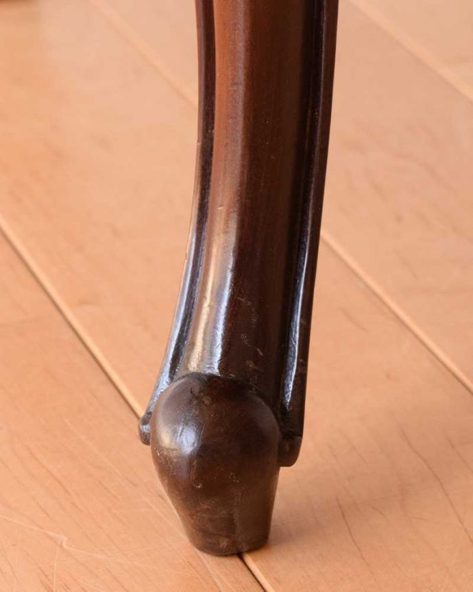 サロンチェア　アンティーク チェア　優雅な英国アンティーク椅子、背もたれが気品たっぷりなバルーンバックチェア（サロンチェア）。床を滑らせて移動出来ますHandleではアンティークチェアの脚の裏にフェルトキーパーをお付けしています。(k-1045-c)