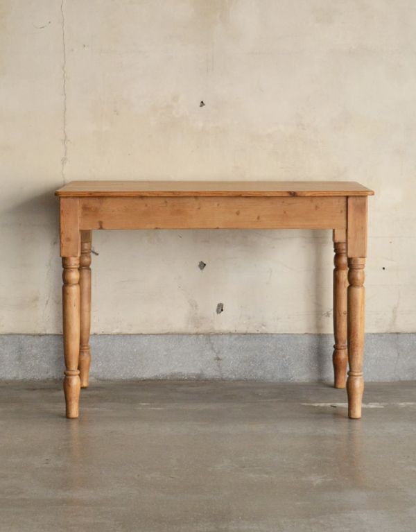 ロイドテーブル アンティーク家具 パイン材のアンティーク家具、2人掛けのダイニングテーブル。キチンとメンテナンスをしてお届け致しますのでご安心ください。(k-1054k-f)