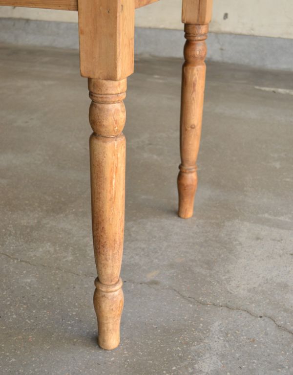 ロイドテーブル アンティーク家具 パイン材のアンティーク家具、2人掛けのダイニングテーブル。脚の装飾がポイントになっています。(k-1054k-f)