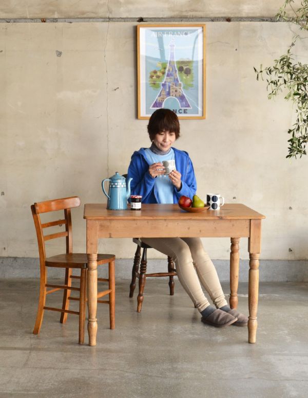 ロイドテーブル アンティーク家具 パイン材のアンティーク家具、2人掛けのダイニングテーブル。2人でお使い頂くとちょうどいいサイズです。(k-1054k-f)