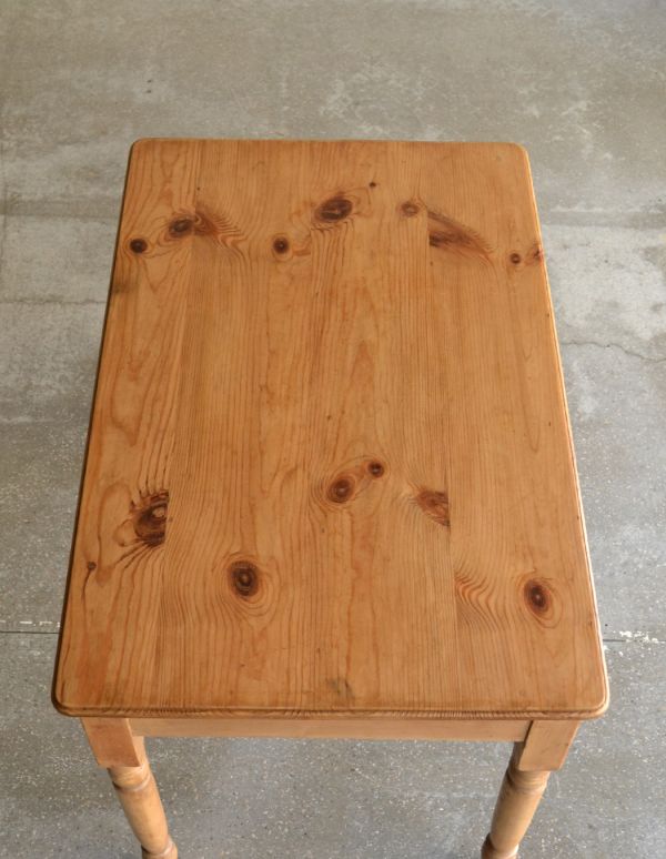 ロイドテーブル アンティーク家具 パイン材のアンティーク家具、2人掛けのダイニングテーブル。パインの木目が可愛いテーブル。(k-1054k-f)