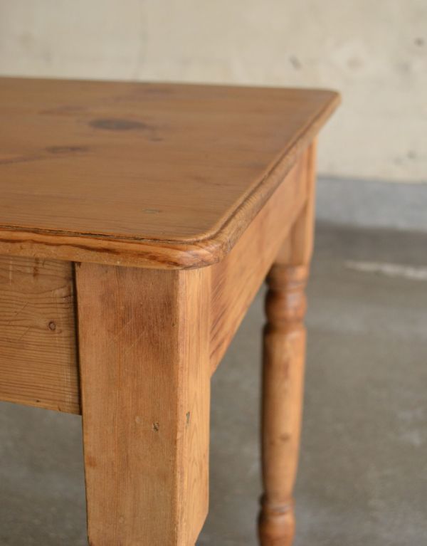 ロイドテーブル アンティーク家具 パイン材のアンティーク家具、2人掛けのダイニングテーブル。専門の職人によってお直ししていますが、アンティークは新品ではありません。(k-1054k-f)