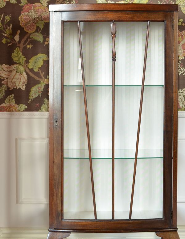 アンティークのキャビネット アンティーク家具 英国スタイルのアンティーク家具、和室にもオススメのショーケース(ガラスキャビネット)。アンティークのガラスがキレイにはめ込んであります。(k-1056-f)