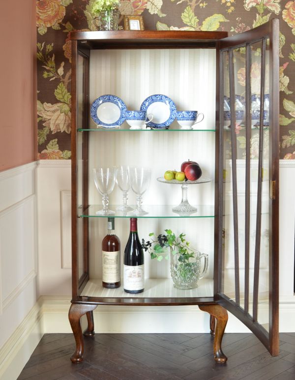 アンティークのキャビネット アンティーク家具 英国スタイルのアンティーク家具、和室にもオススメのショーケース(ガラスキャビネット)。食器や写真立て、本やDVDなどなど、たくさん飾ればディスプレイの幅が広がります!ガラスが大きいので、中に飾ったものがいい感じに見えてオシャレになります。(k-1056-f)
