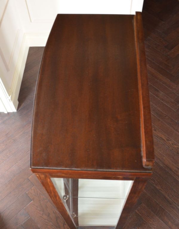 アンティークのキャビネット アンティーク家具 英国スタイルのアンティーク家具、和室にもオススメのショーケース(ガラスキャビネット)。天板もピカピカにお直ししました。(k-1056-f)