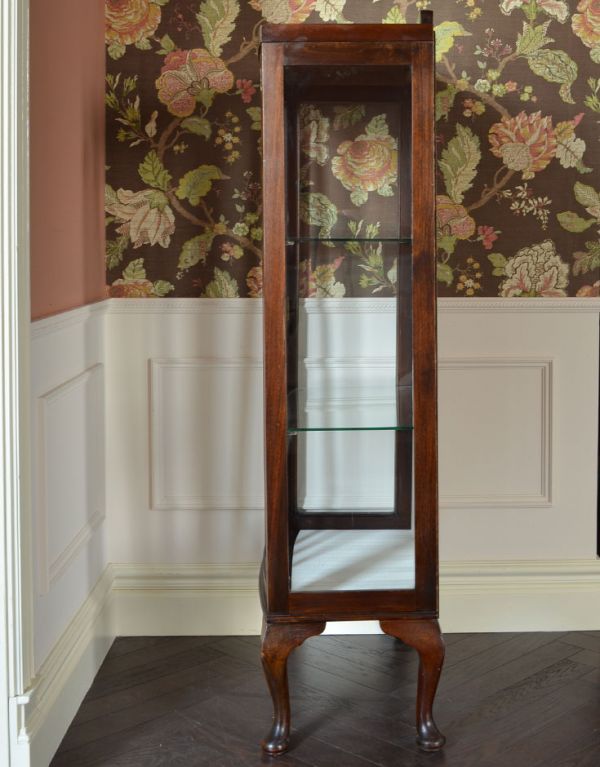 アンティークのキャビネット アンティーク家具 英国スタイルのアンティーク家具、和室にもオススメのショーケース(ガラスキャビネット)。サイドもガラスなので、どこから見ても美しいです!しっかり作られているので、安心してお使いいただけます。(k-1056-f)