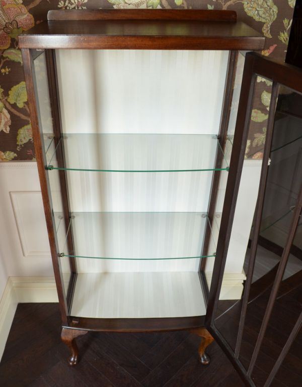 アンティークのキャビネット アンティーク家具 英国スタイルのアンティーク家具、和室にもオススメのショーケース(ガラスキャビネット)。中央にある1枚の大きな扉を開くアンティークらしいデザイン。(k-1056-f)