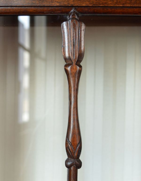 アンティークのキャビネット アンティーク家具 英国スタイルのアンティーク家具、和室にもオススメのショーケース(ガラスキャビネット)。お花モチーフの繊細な彫です。(k-1056-f)