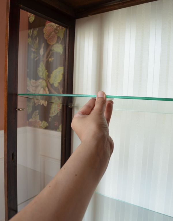 アンティークのキャビネット アンティーク家具 英国スタイルのアンティーク家具、和室にもオススメのショーケース(ガラスキャビネット)。ガラスの棚板は可動です。(k-1056-f)