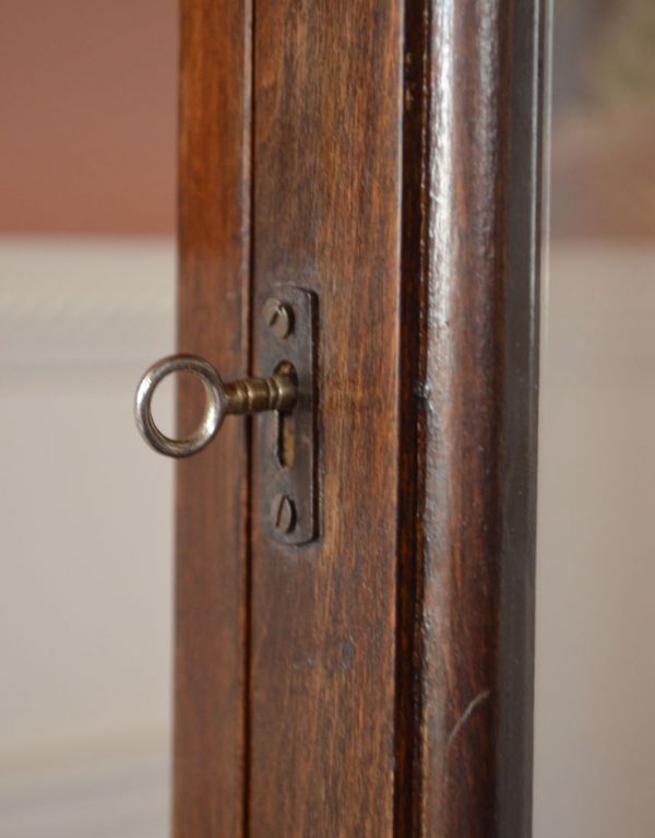 アンティークのキャビネット アンティーク家具 英国スタイルのアンティーク家具、和室にもオススメのショーケース(ガラスキャビネット)。鍵穴が付いています。(k-1056-f)