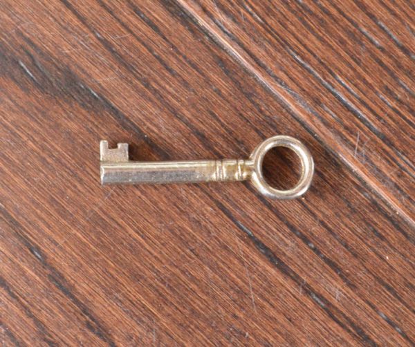 アンティークのキャビネット アンティーク家具 英国スタイルのアンティーク家具、和室にもオススメのショーケース(ガラスキャビネット)。アンティークの鍵をいっしょにお届けします。(k-1056-f)