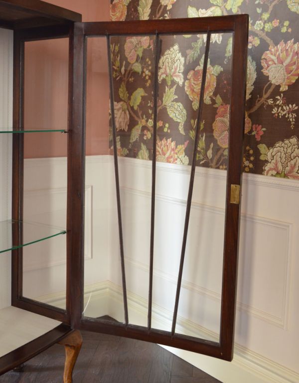 アンティークのキャビネット アンティーク家具 英国スタイルのアンティーク家具、和室にもオススメのショーケース(ガラスキャビネット)。ガラスもアンティークならでは。(k-1056-f)