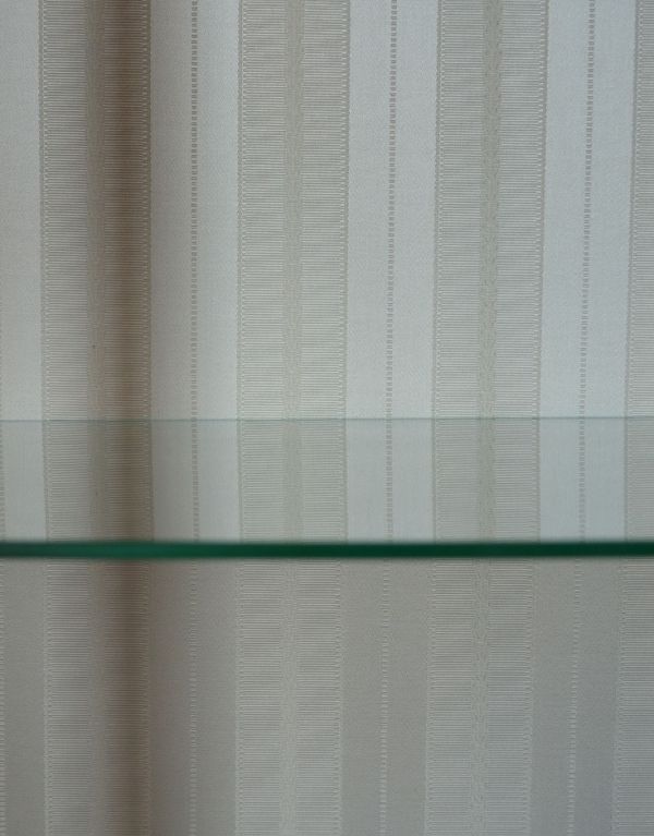 アンティークのキャビネット アンティーク家具 英国スタイルのアンティーク家具、和室にもオススメのショーケース(ガラスキャビネット)。柄物の食器やお気に入りのアイテムが引き立つようなシンプルな生地に新しく張り替えました。(k-1056-f)