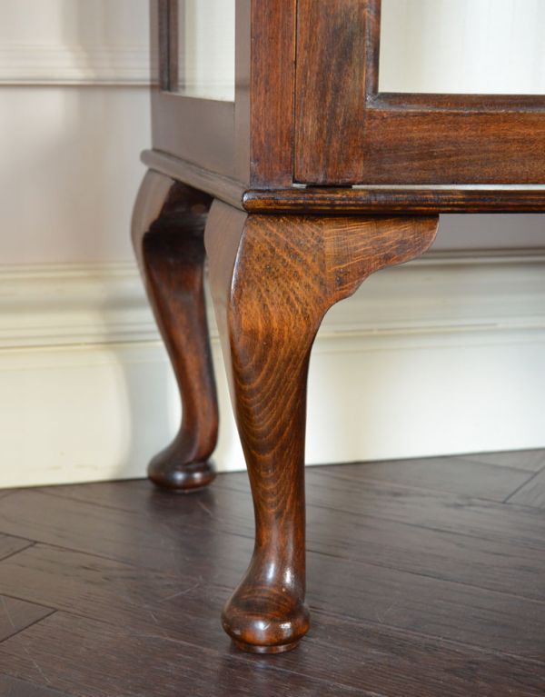 アンティークのキャビネット アンティーク家具 英国スタイルのアンティーク家具、和室にもオススメのショーケース(ガラスキャビネット)。きちんと支えます。(k-1056-f)