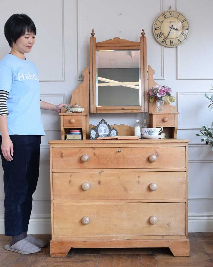 アンティークのドレッサー アンティーク家具 英国のアンティーク家具、オールドパイン材のドレッサー。大きな鏡を見る度に毎日が楽しくなるドレッシングチェストミラーが付いた女性のための家具ドレッシングチェスト。(k-1061-f)