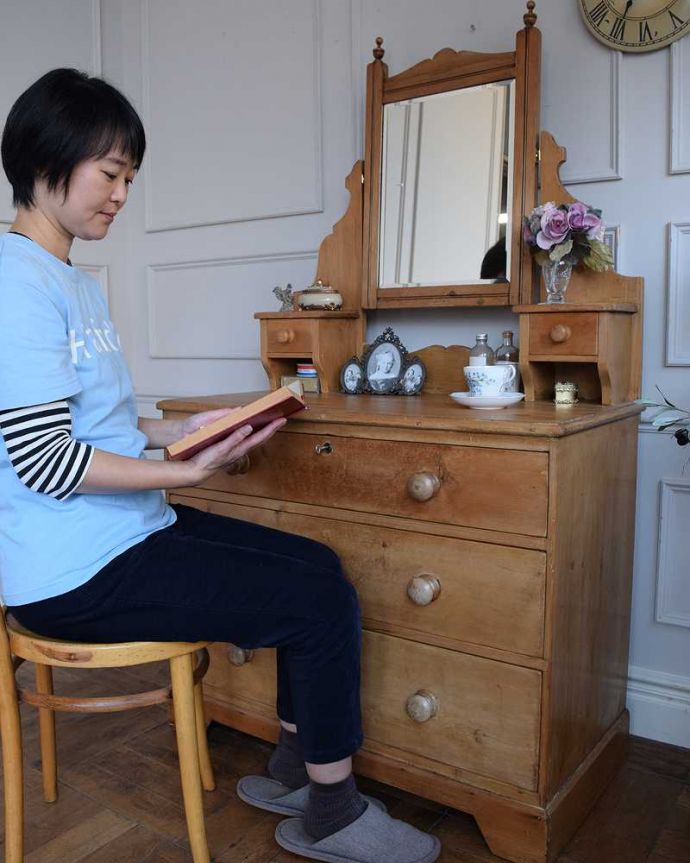 アンティークのドレッサー アンティーク家具 英国のアンティーク家具、オールドパイン材のドレッサー。自分だけの場所で過ごす自分だけの時間女性にとって特別な場所だから、ここに座っているだけでなんだかワクワクしちゃうんです。(k-1061-f)