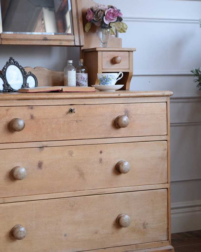 アンティークのドレッサー アンティーク家具 英国のアンティーク家具、オールドパイン材のドレッサー。英国アンティークが持つ素材の華やかさ木目の美しさが際立つ英国アンティークらしいドレッシングチェスト。(k-1061-f)
