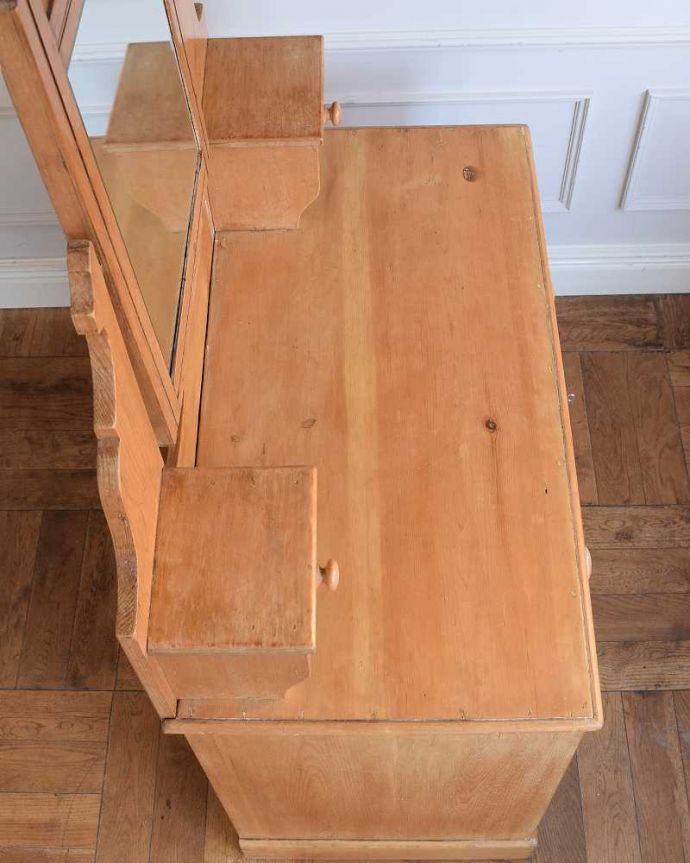 アンティークのドレッサー アンティーク家具 英国のアンティーク家具、オールドパイン材のドレッサー。昔の人の知恵ミラーの脇にある小さな台。(k-1061-f)