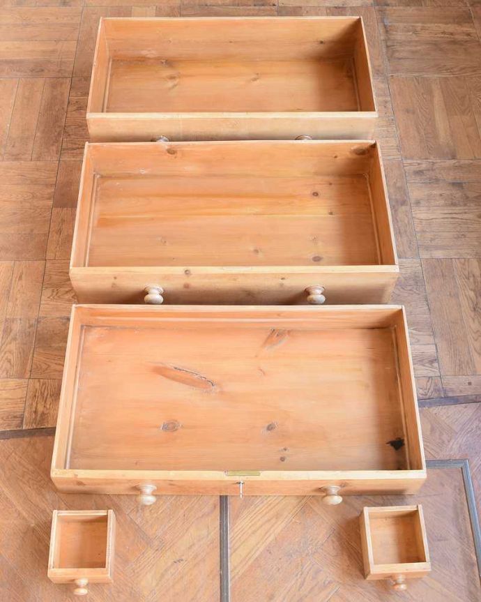 アンティークのドレッサー アンティーク家具 英国のアンティーク家具、オールドパイン材のドレッサー。引き出しの中もキレイに修復しました収納としても使えるよう、もちろん引き出しの中も職人がキレイにお直ししました。(k-1061-f)