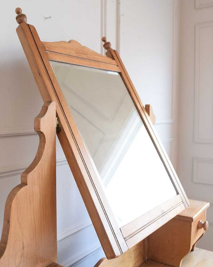 アンティークのドレッサー アンティーク家具 英国のアンティーク家具、オールドパイン材のドレッサー。お部屋も広く見せてくれます身だしなみを整えるのはもちろん、大きな鏡はお部屋を広く見せる効果があります。(k-1061-f)