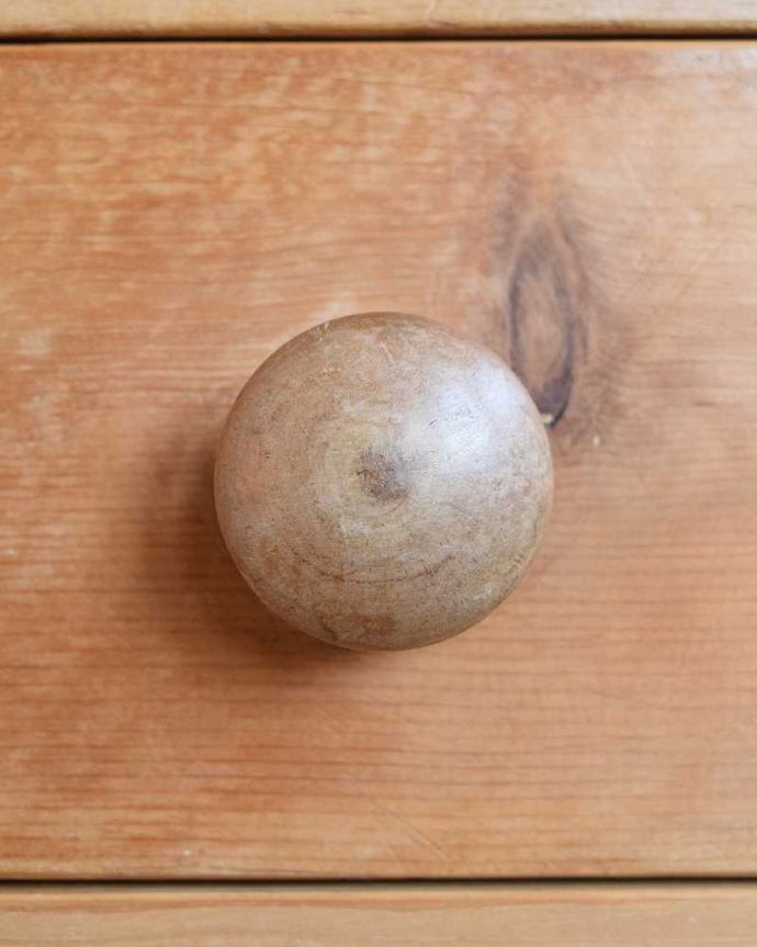 アンティークのドレッサー アンティーク家具 英国のアンティーク家具、オールドパイン材のドレッサー。アンティークらしい素敵な取っ手味わい深いアンティークらしい取っ手のデザインからも時間の流れが感じられます。(k-1061-f)