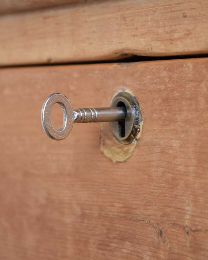 アンティークのドレッサー アンティーク家具 英国のアンティーク家具、オールドパイン材のドレッサー。大切なものを収納できますおとぎ話に出てくるようなカギも使えるように修復しました。(k-1061-f)