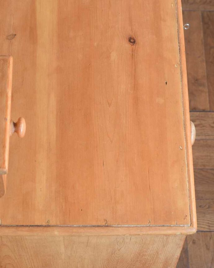 アンティークのドレッサー アンティーク家具 英国のアンティーク家具、オールドパイン材のドレッサー。上から見てみると・・・アンティーク家具専門の職人がピッカピカにお直ししました。(k-1061-f)