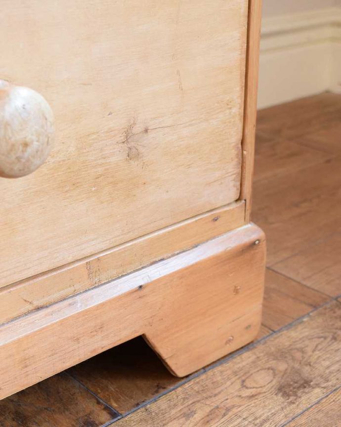 アンティークのドレッサー アンティーク家具 英国のアンティーク家具、オールドパイン材のドレッサー。女性1人でラクラク運べちゃう仕掛けHandleのアンティークは、脚の裏にフェルトキーパーをお付けしています。(k-1061-f)