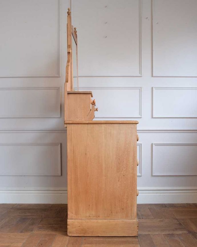 アンティークのドレッサー アンティーク家具 英国のアンティーク家具、オールドパイン材のドレッサー。横から見てもステキもちろん横から見られてもいいようにしっかり修復してあります。(k-1061-f)