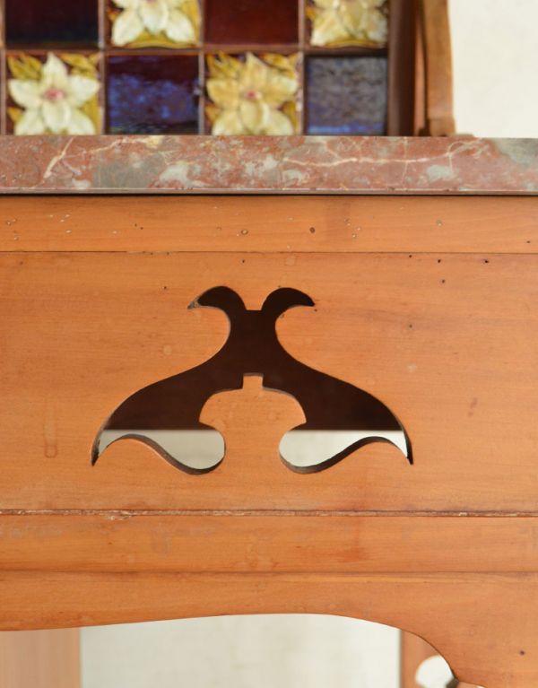 アンティークのキャビネット　アンティーク家具　アンティークの英国家具、タイルのウォッシュハンドスタンド（洗面台）。両サイドには装飾があります。(k-1063-f)