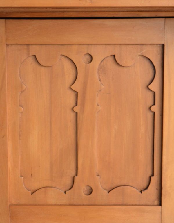 アンティークのキャビネット　アンティーク家具　アンティークの英国家具、タイルのウォッシュハンドスタンド（洗面台）。扉にもキレイな彫があります。(k-1063-f)