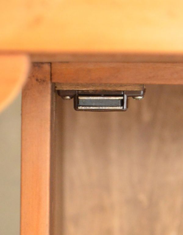 アンティークのキャビネット　アンティーク家具　アンティークの英国家具、タイルのウォッシュハンドスタンド（洗面台）。収納にはマグネットが付いているので、開け閉めはスムーズです。(k-1063-f)