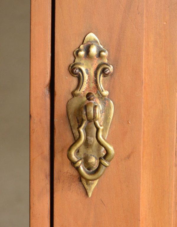 アンティークのキャビネット　アンティーク家具　アンティークの英国家具、タイルのウォッシュハンドスタンド（洗面台）。扉の取っ手はリングタイプ。(k-1063-f)