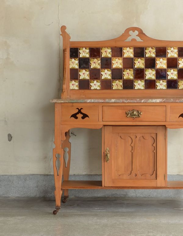 アンティークのキャビネット　アンティーク家具　アンティークの英国家具、タイルのウォッシュハンドスタンド（洗面台）。正面にもアンティークの大理石が貼ってあります。(k-1063-f)