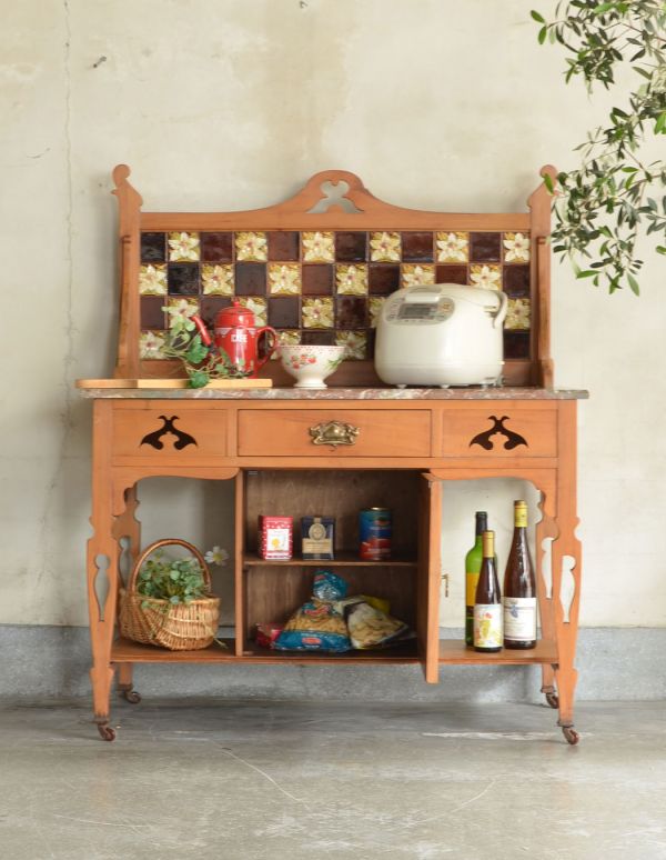 アンティークのキャビネット　アンティーク家具　アンティークの英国家具、タイルのウォッシュハンドスタンド（洗面台）。扉の中は、棚板が１枚付いています。(k-1063-f)