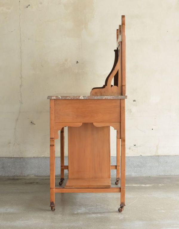 アンティークのキャビネット　アンティーク家具　アンティークの英国家具、タイルのウォッシュハンドスタンド（洗面台）。奥行きはそれほどないので、お部屋に圧迫感もなく使いやすいです。(k-1063-f)