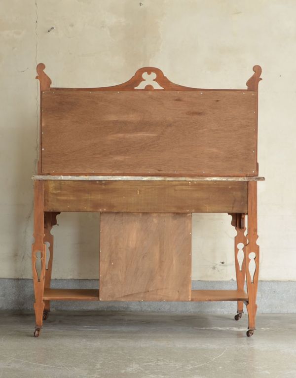 アンティークのキャビネット　アンティーク家具　アンティークの英国家具、タイルのウォッシュハンドスタンド（洗面台）。きちんとメンテナンスしているので、裏側もキレイな状態です。(k-1063-f)