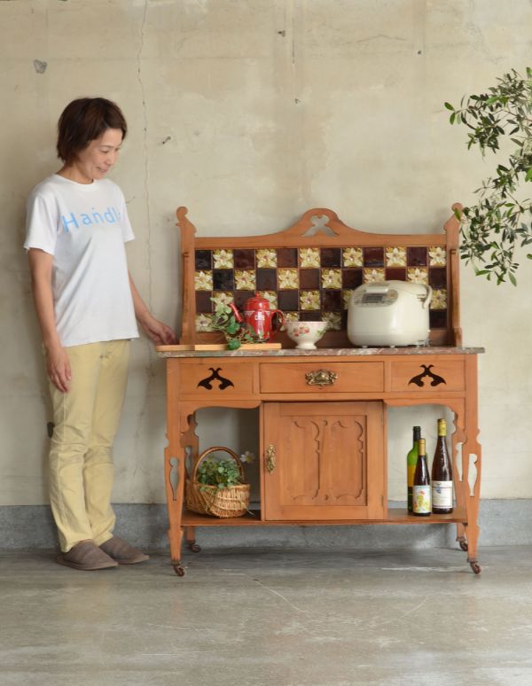 アンティークのキャビネット　アンティーク家具　アンティークの英国家具、タイルのウォッシュハンドスタンド（洗面台）。ジャーや電話機などの家電を置いても自然になじみます。(k-1063-f)