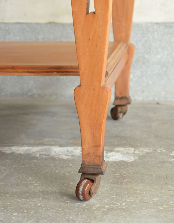 アンティークのキャビネット　アンティーク家具　アンティークの英国家具、タイルのウォッシュハンドスタンド（洗面台）。きちんと調整したので、新しいものと比べるとスムーズではありませんが、ちゃんと動きます。(k-1063-f)