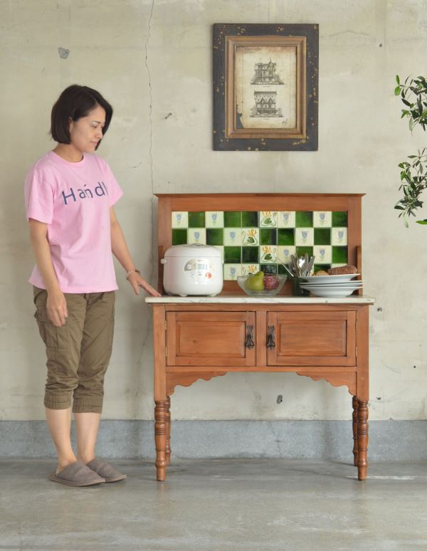 サイドボード　アンティーク家具　タイルと大理石の美しいコラボレーション、英国アンティークのウォッシュスタンド。ポットや電話機などの家電を置いても自然になじみます。(k-1065-f)