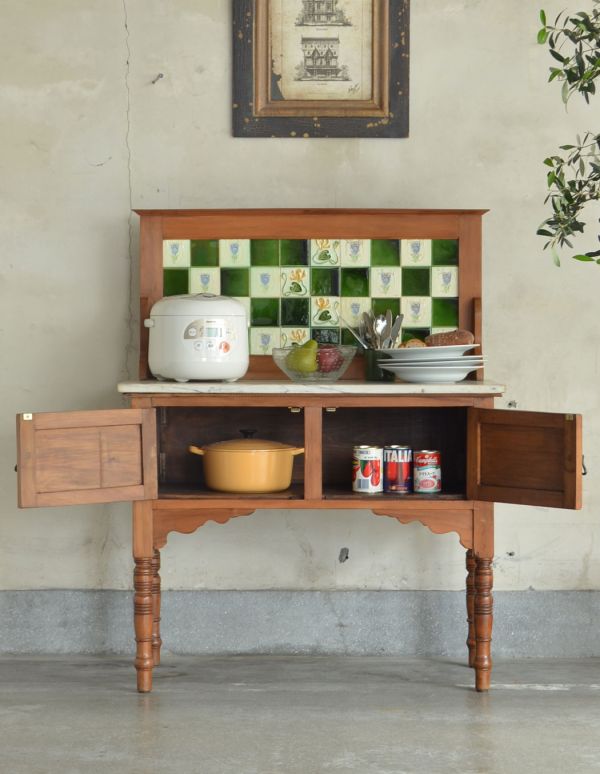 サイドボード　アンティーク家具　タイルと大理石の美しいコラボレーション、英国アンティークのウォッシュスタンド。扉の中はたっぷり収納ができます。(k-1065-f)