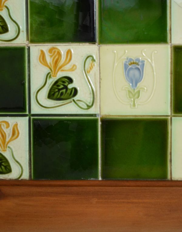 サイドボード　アンティーク家具　タイルと大理石の美しいコラボレーション、英国アンティークのウォッシュスタンド。デザイン性のあるタイルです。(k-1065-f)